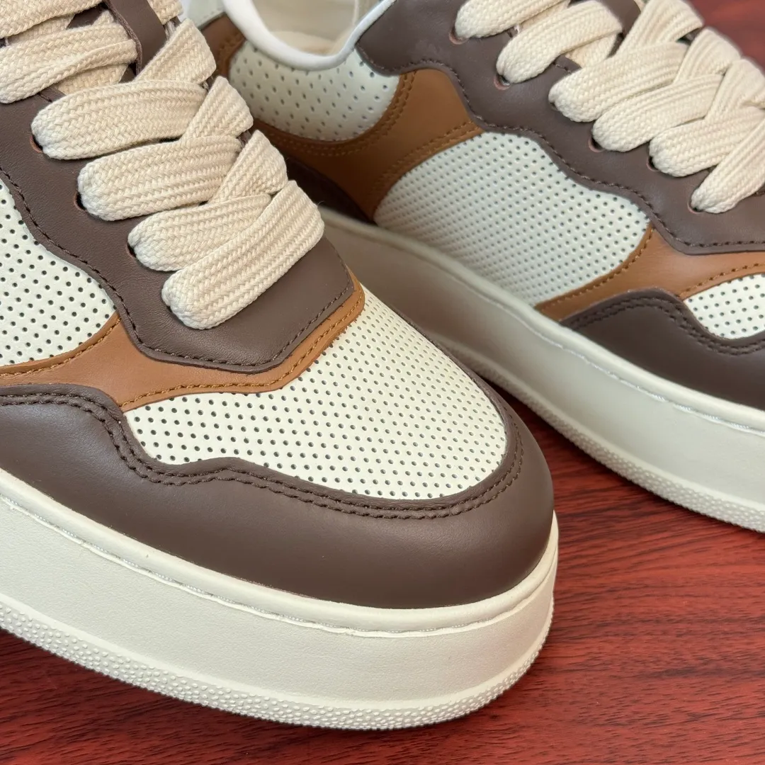 Batch 800 Gucci/Gucci new autumn men's leather sneakers thick-soled lightweight biscuit shoes! In the 2025 autumn and winter series, this sneaker adopts a thick-soled structure and cleverly uses the triple elements of silhouette design, color matching and material. Showcase retro style. This shoe is crafted from cow leather with webbing details and features a lightweight rubber sole for added sophistication. Multiple leathers are finely tailored and precision motorcycle composite splicing creates a full sense of layering. Full calfskin lining and insole, gold logo letter badge details, 5CM thickened lightweight rubber sole, air-glue stitching process, durable without opening the glue and excellent on-foot comfort, flat last shape, easy to match with all types of pants, and comes with a full set of packaging! Size: 39-40-41-42-43-44 leather shoe size (38.45 can be customized) Item number: 431920 full leather white coffee